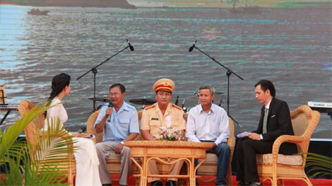 Tặng 1.200 áo phao và dụng cụ nổi cho bà con Cần Thơ