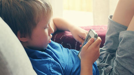 Thiết bị thông minh tàn phá giấc ngủ của trẻ