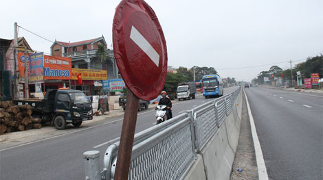 Phát hiện kẻ tháo dở tấm chống chói trên quốc lộ