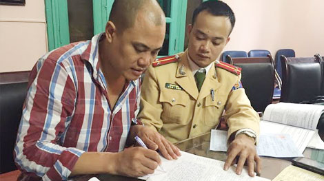 Lái xe container đi ngược chiều bị phạt “nguội” hơn 1,7 triệu đồng