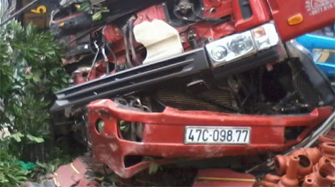 Xe tải đâm nhau kinh hoàng, 2 người mắc kẹt trong cabin