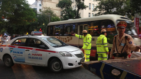 Người dân bất bình vì tài xế taxi cố thủ, ‘đẩy’ CSGT 100m