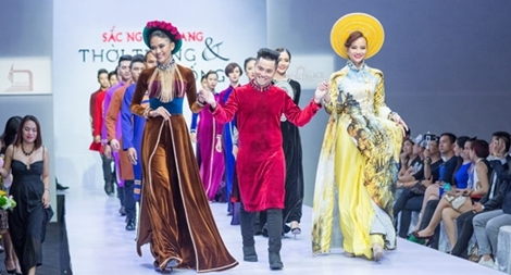 Ngắm vẻ thanh tân trong bộ sưu tập áo dài ‘Việt Nam quê hương tôi’