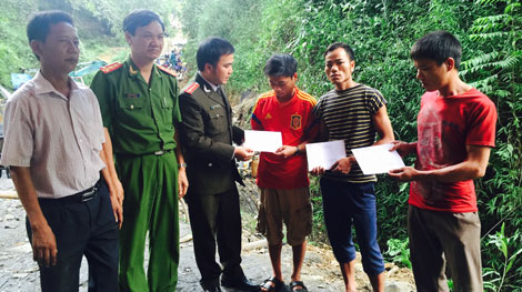 Thăm hỏi, trợ giúp gia đình các nạn nhân trong vụ sập lò than tại Hòa Bình