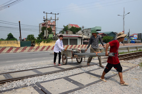 Thuê người gác tàu để giảm tai nạn giao thông đường sắt