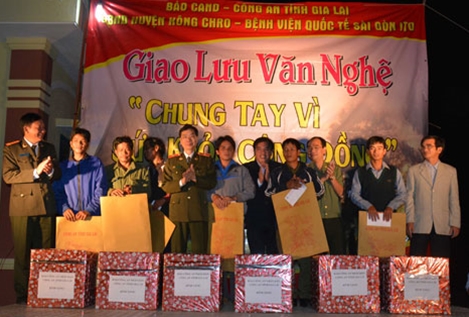 Chia sẻ khó khăn với đồng bào nghèo Gia Lai