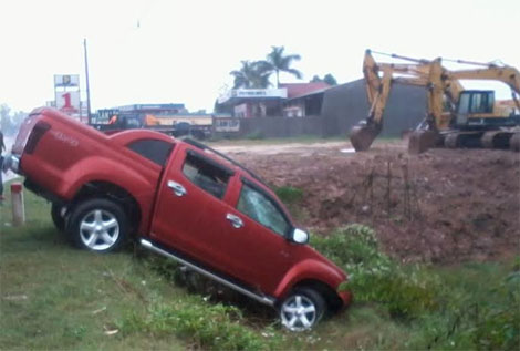 Bị xe ben đấu đầu, xe bán tải bay xuống ruộng