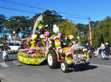 Đà Lạt choáng ngợp xe hoa rực rỡ sắc màu
