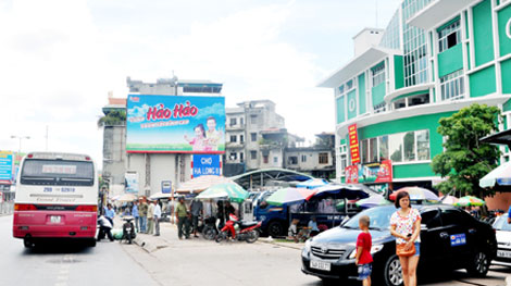 Cần xem xét bỏ việc bịt lối đi của 4 kiốt quanh chợ Hạ Long