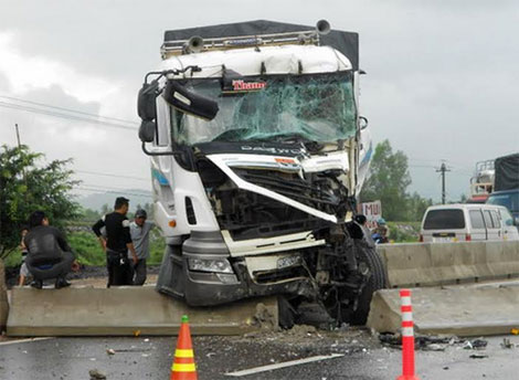 Tai nạn giao thông liên hoàn, ba xe ô tô tải nát bét đầu