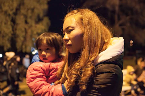 Công an tìm cha mẹ cho bé gái bị lạc trong biển người đêm khai mạc Festival hoa