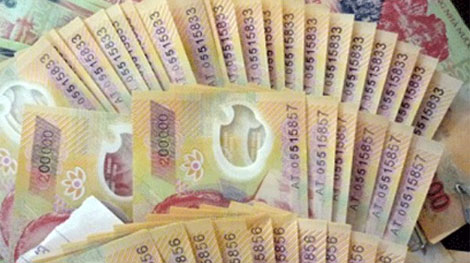 Cặp vợ chồng dùng tiền giả mua trái cây