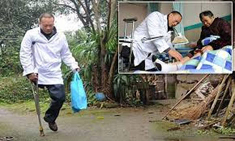 Bác sĩ 12 năm chống nạng đi thăm bệnh