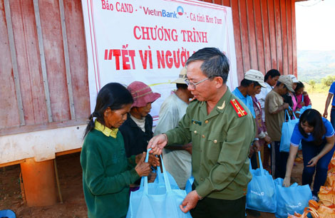 Mang Xuân yên vui cho đồng bào nghèo