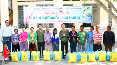 Mang mùa xuân yêu thương đến với đồng bào nghèo