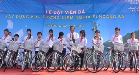 Đồng chí Trương Hòa Bình tặng quà lực lượng vũ trang và học sinh nghèo huyện đảo Lý Sơn