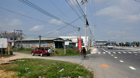 Né trạm thu phí, ôtô gây bất an trên đường làng