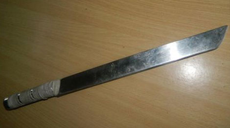 Quái xế lận mã tấu để phòng vệ