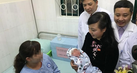 Bộ trưởng Bộ Y tế chúc mừng sự kiện cháu bé ra đời từ phương pháp mang thai hộ