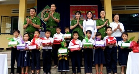 Cảnh sát PCCC Đà Nẵng tặng qùa Tết học sinh nghèo