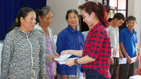 Quà Tết ấm lòng người già neo đơn, người khiếm thị