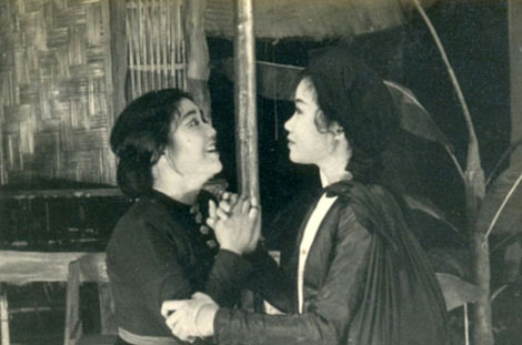 “Phá tan kiếp gông xiềng ngục tù…”