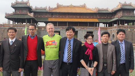 Đại sứ Hoa Kỳ đạp xe 840km với thông điệp ‘Bảo vệ môi trường’