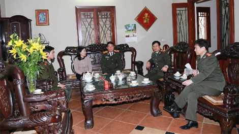 Thứ trưởng Trần Việt Tân thăm, chúc  Tết gia đình các đồng chí cố lãnh đạo Bộ Công an