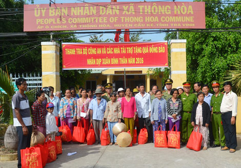 Mang Xuân đến với bà con nghèo Trà Vinh, Bến Tre