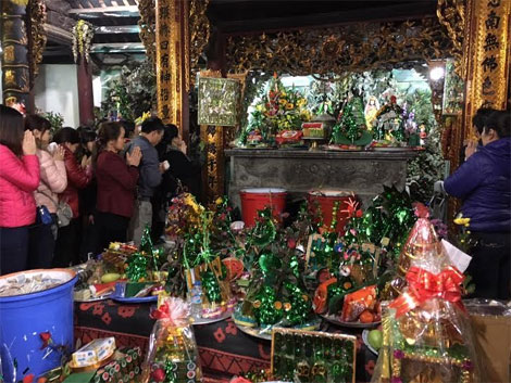 Xót xa đốt tiền thật vay tiền ảo đền Bà Chúa Kho