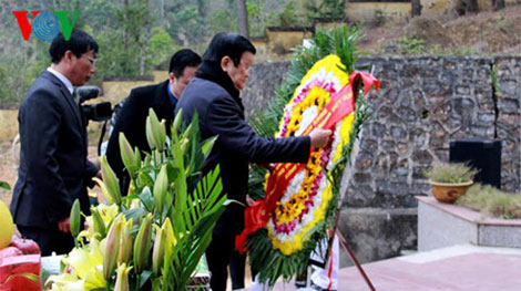 Chủ tịch nước dâng hương tưởng nhớ liệt sĩ bảo vệ biên giới phía Bắc