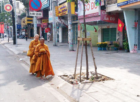 Cái bang, sư giả "nhộn nhịp" trên đường phố Sài Thành
