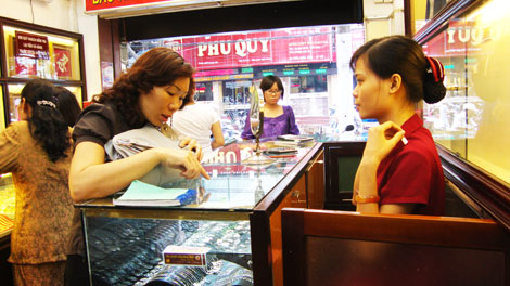 Vàng ngang bằng giá thế giới, có nên “xuống tiền”?