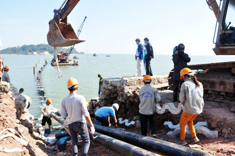 Lắp đặt thành công tuyến ống dẫn nước sạch qua biển ra đảo Hòn Dấu - Đồ Sơn