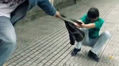 Cướp giật túi xách của học sinh