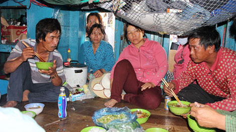 Năm ngư dân đã trở về sau khi thoát nạn ở vùng biển Hoàng Sa