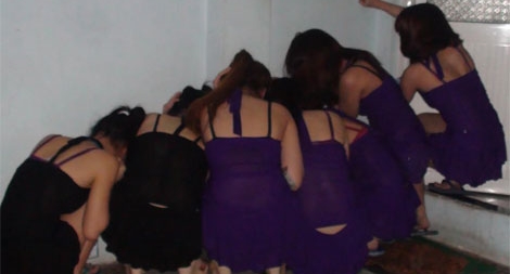 Bắt quả tang hàng chục nhân viên mát xa đang kích  dục cho khách