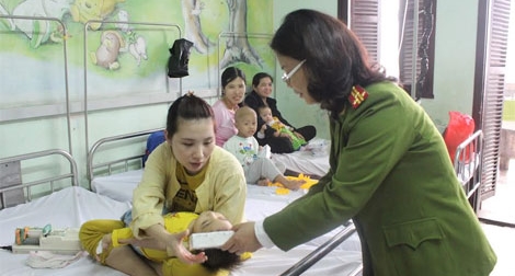 Cảnh sát công nghệ cao tặng quà cho các cháu ở Bệnh viện Nhi Trung ương