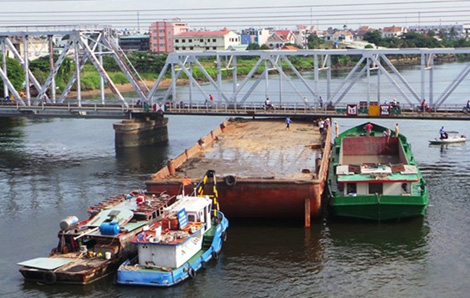 Bằng thuyền trưởng, máy trưởng giả vẫn tung hoành