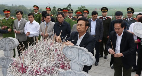 Thứ trưởng Thường trực Đặng Văn Hiếu dâng hương tưởng niệm cố Tổng Bí thư Trần Phú 