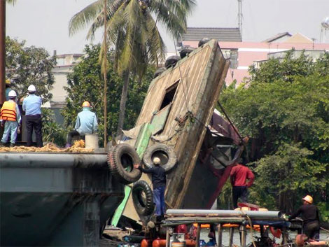 "Thủ phạm" tông sập cầu Ghềnh đã được trục vớt lên bờ
