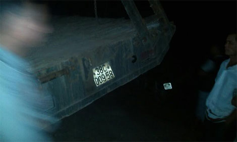 Tàu hỏa đâm xe chở máy xúc, một người bị thương nặng