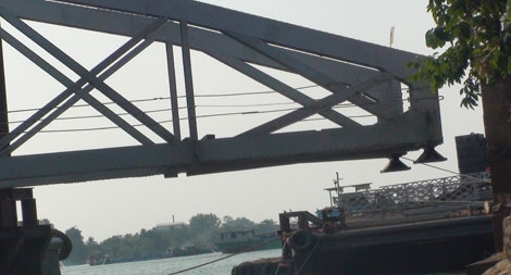 Nhịp cầu Ghềnh số 4 được cẩu hạ thành công xuống xà lan