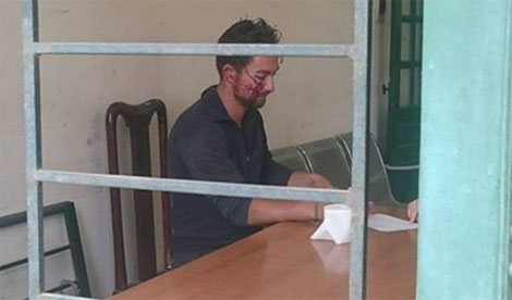 Một người đàn ông nước ngoài gây náo loạn tại phố Bồ Đề