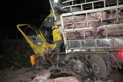 Xe tải đâm xe khách, tài xế tử vong trên cabin