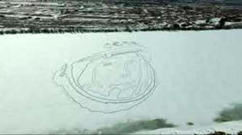 Chân dung nhà du hành vũ trụ đầu tiên trên mặt hồ băng