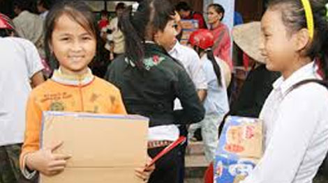 Tặng 1.500 suất quà cho trẻ em nghèo