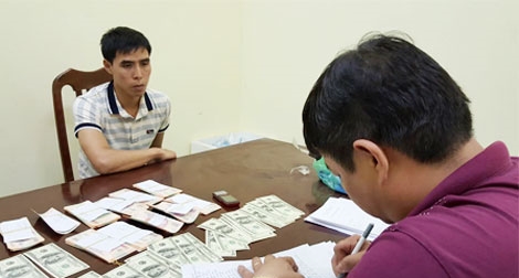 Khởi tố đối tượng vận chuyển tiền Việt Nam giả