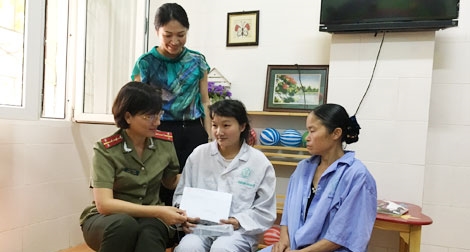 Trao tiền ủng hộ cô gái dân tộc Mường chữa bệnh tim