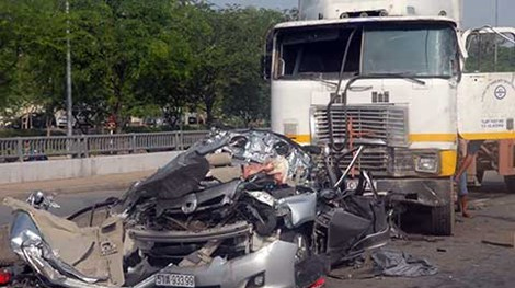 Nỗi lo “hung thần xa lộ” container